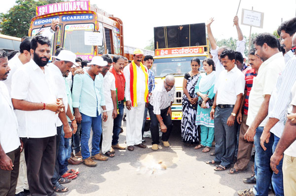 ಮರಳು ನೀತಿ ವಿರೋಧಿಸಿ ಪುತ್ತೂರಿನಲ್ಲಿ ಪ್ರತಿಭಟನೆ